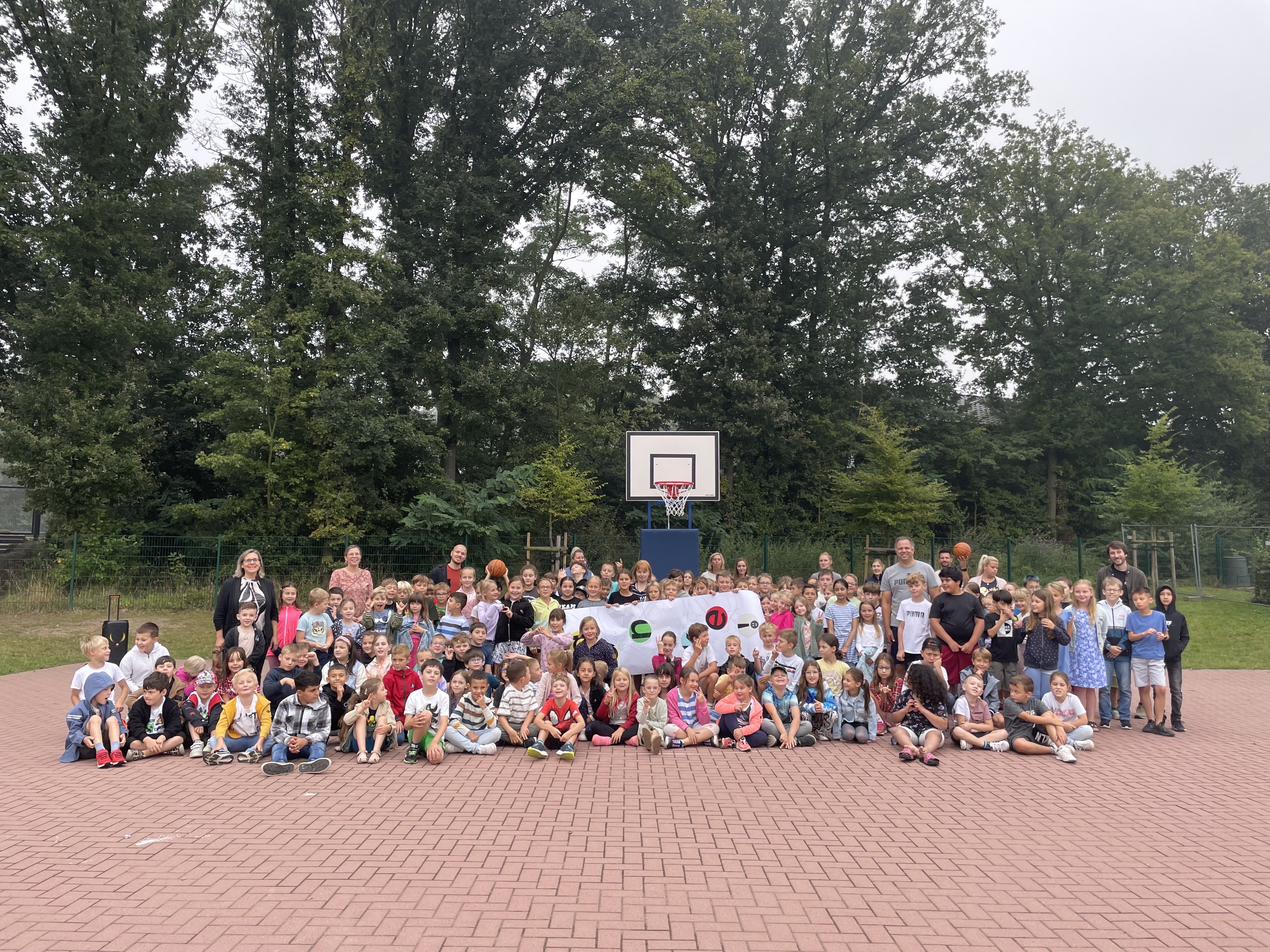 Neuer Basketballkorb feierlich eingeweiht